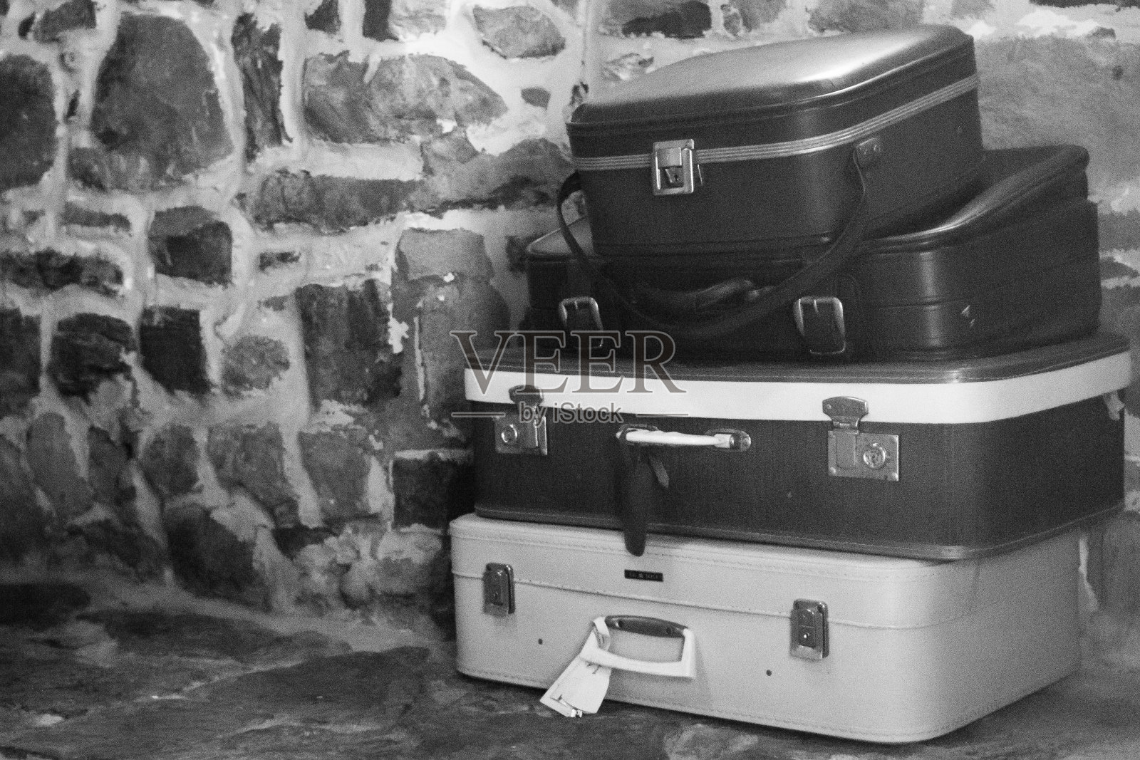 四个复古风格的手提箱照片摄影图片
