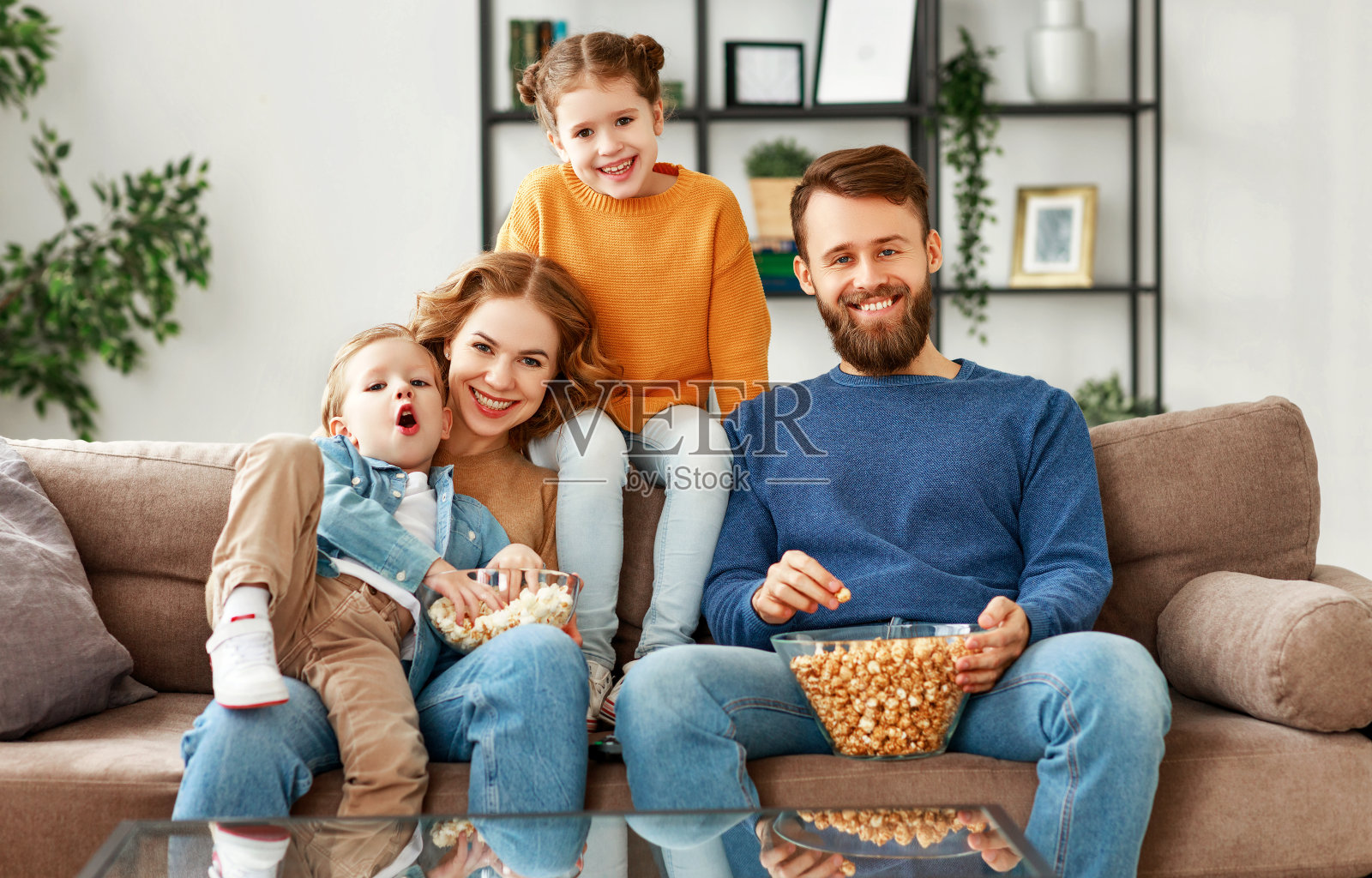 欢乐的一家人一起躺在沙发上照片摄影图片