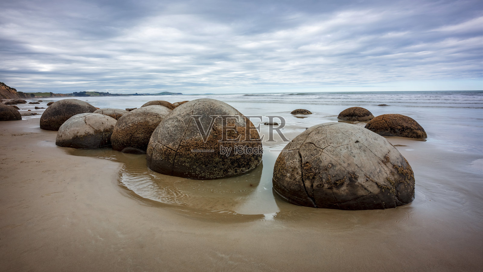 莫拉基巨石海滩阴天照片摄影图片