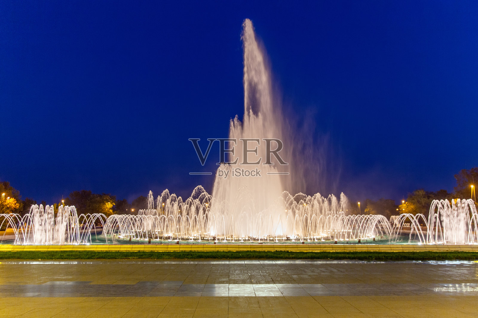 阿塞拜疆政府喷泉的夜景。自由广场。巴库照片摄影图片