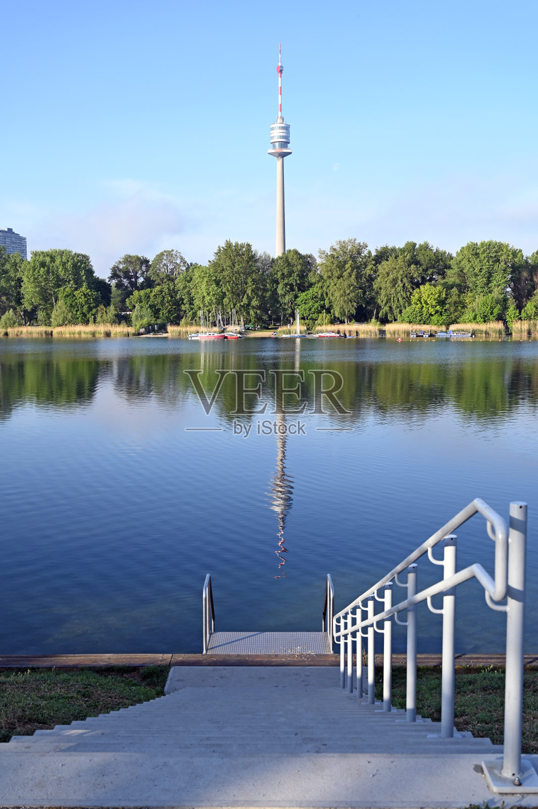 奥地利维也纳电视塔和多瑙河河畔照片摄影图片