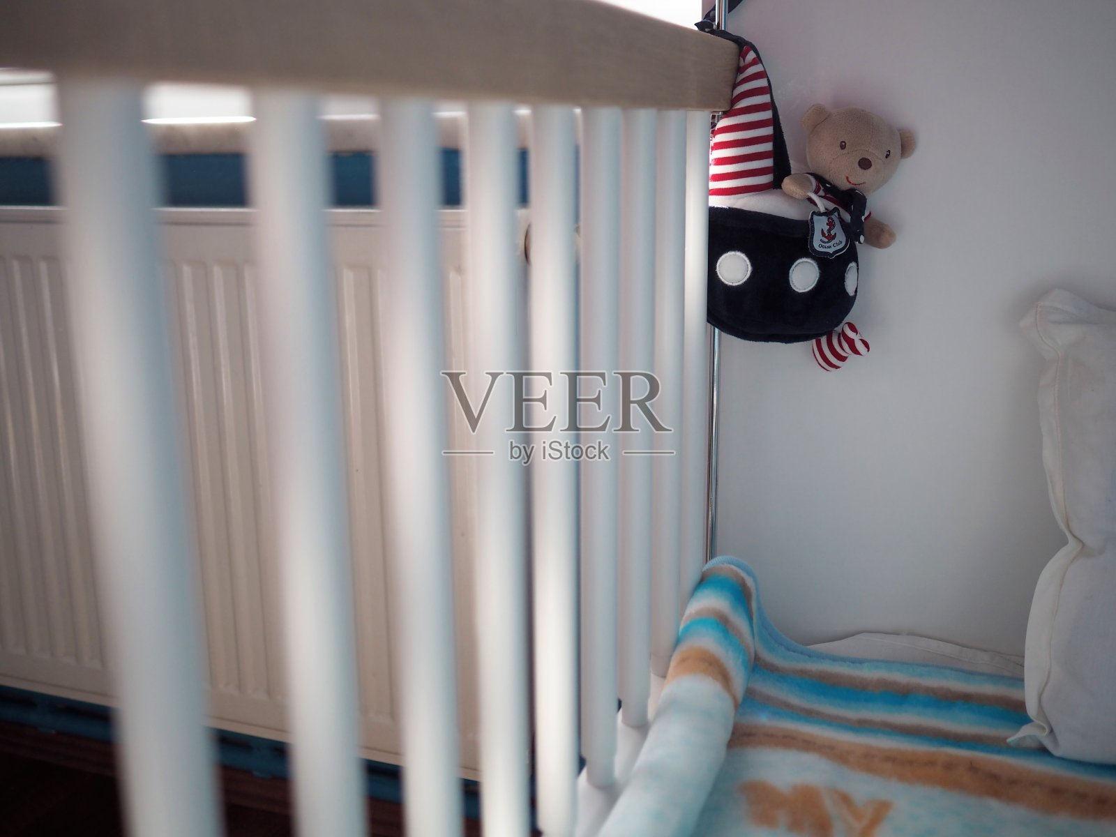 婴儿床和泰迪熊玩具照片摄影图片