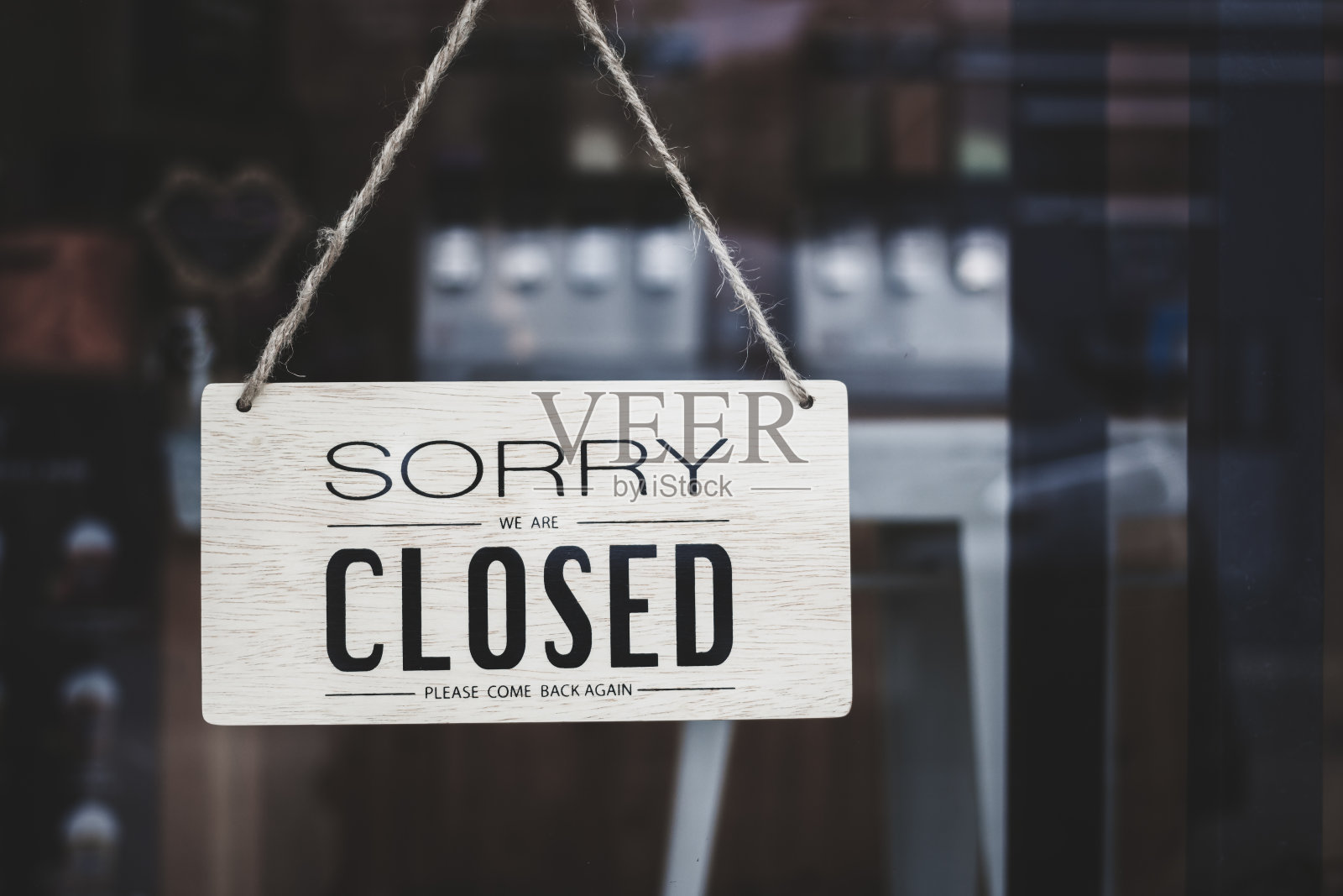 咖啡馆和餐厅的木牌上写着“对不起，关门了”。照片摄影图片