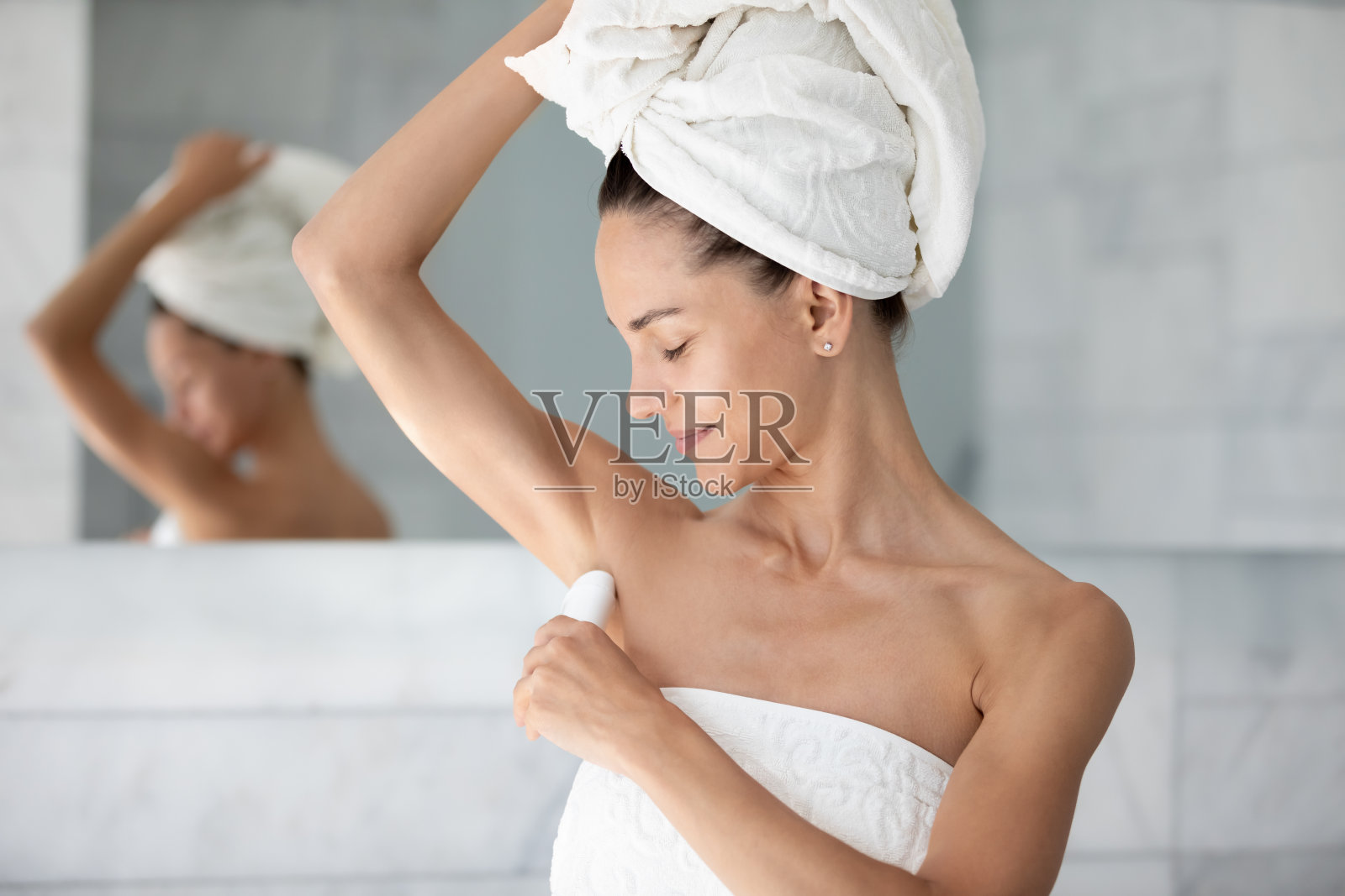 满意的年轻女子应用止汗腋窝后淋浴照片摄影图片
