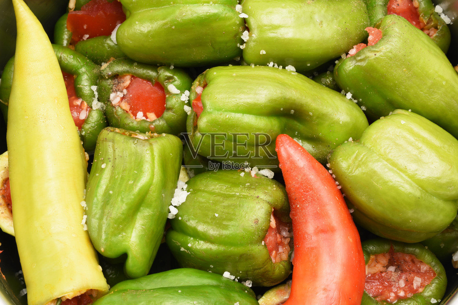 填充绿、红、绿青椒，土耳其菜dolma照片摄影图片
