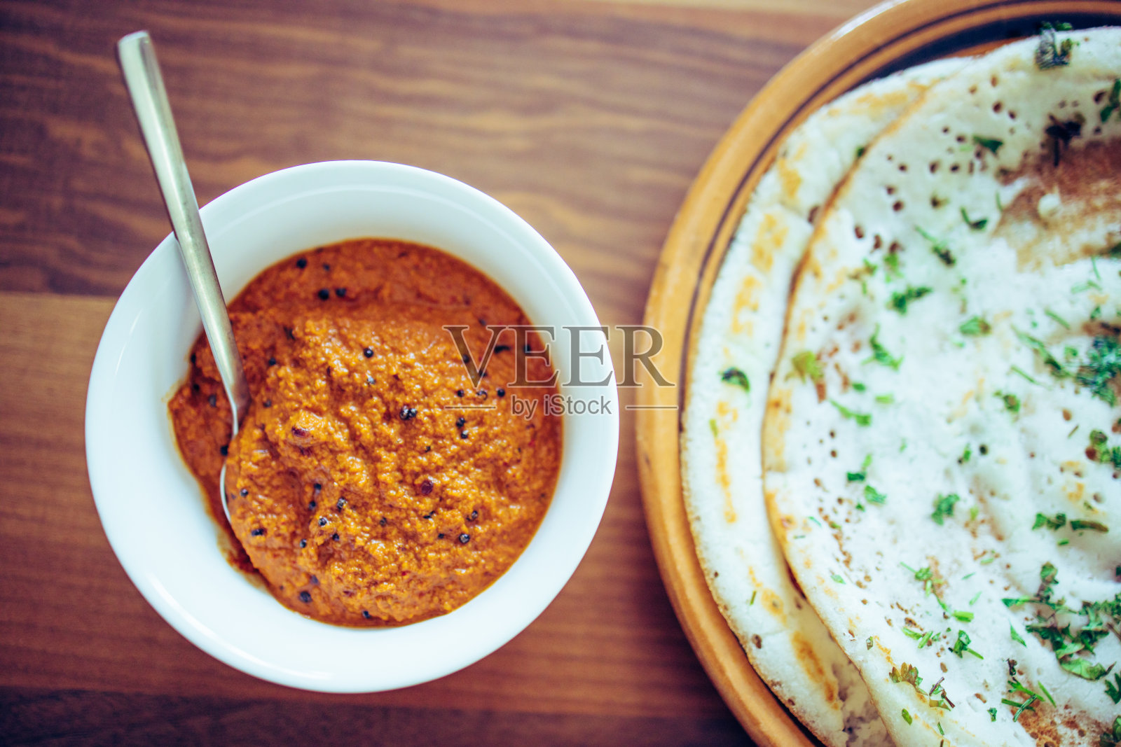 印度薄饼配椰子酸辣酱——南印度早餐照片摄影图片