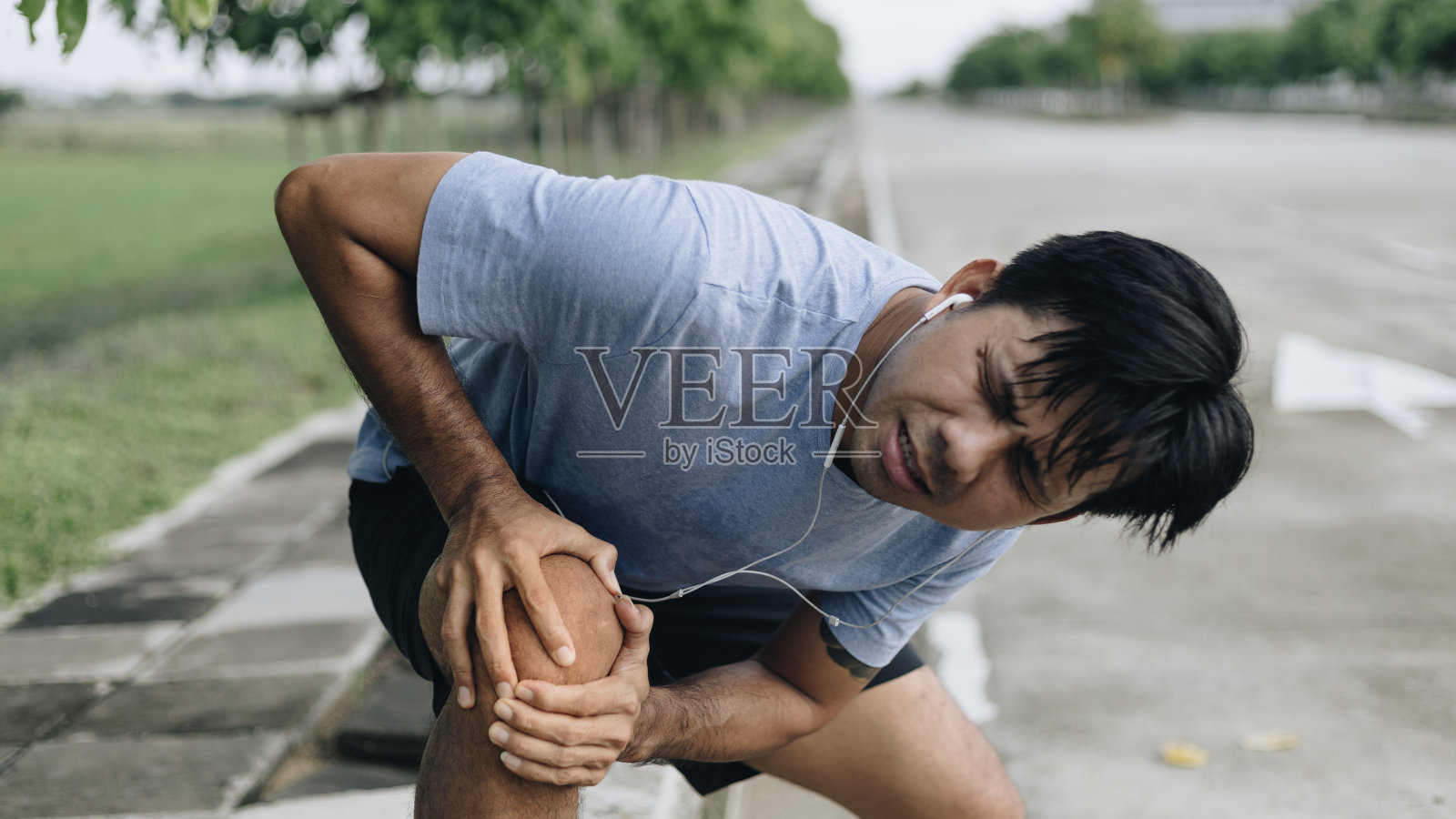 年轻的亚洲人，运动后膝盖疼痛照片摄影图片