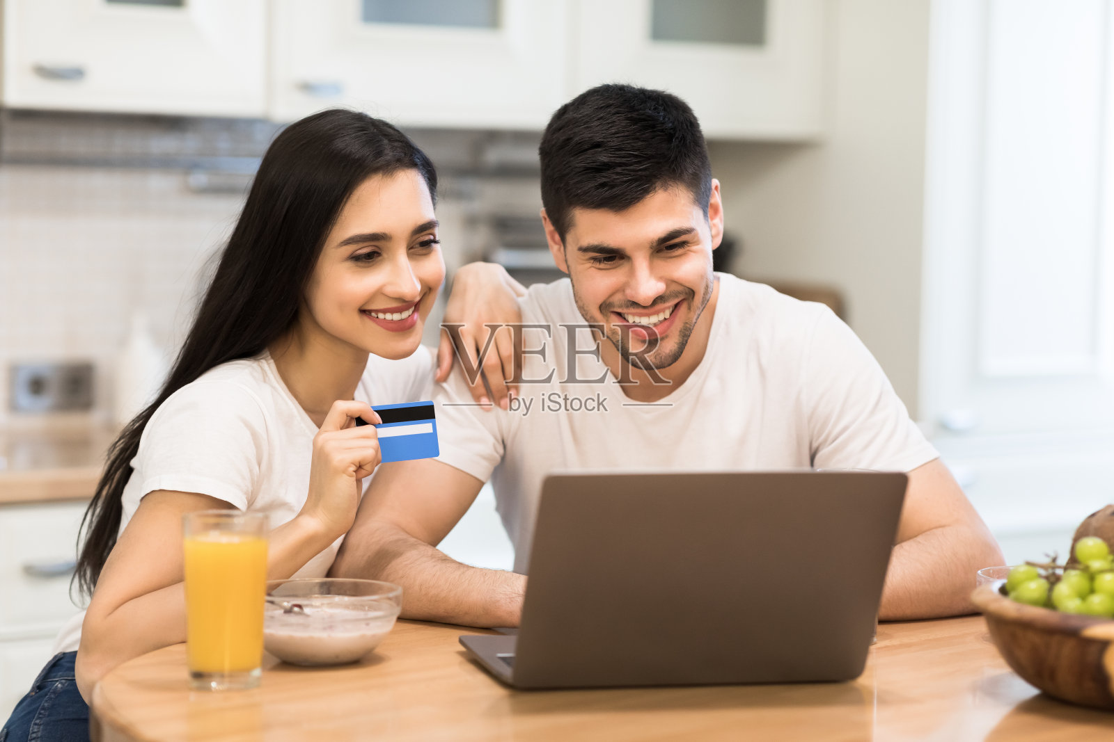 幸福的夫妇拿着信用卡在网上购物照片摄影图片
