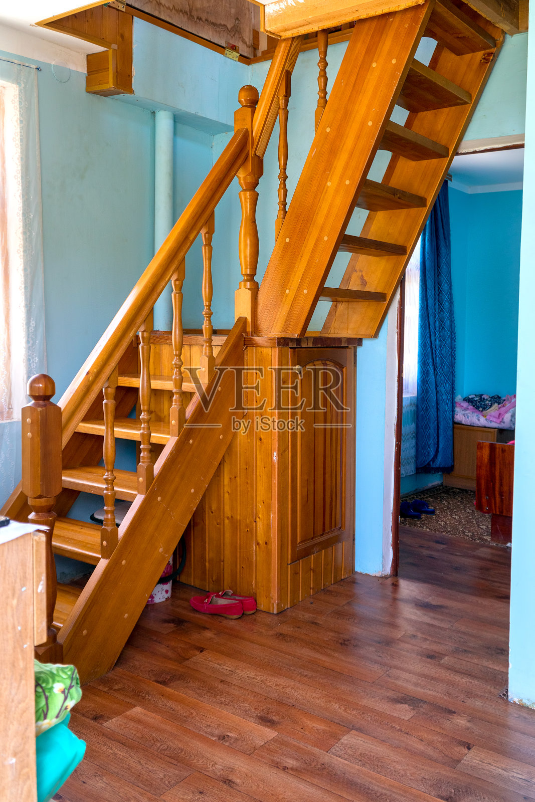 乡村小房子里的木楼梯照片摄影图片