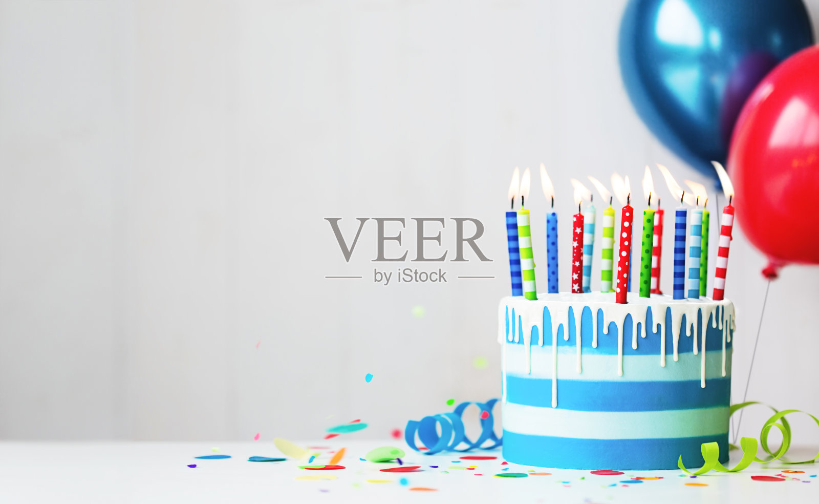 彩色的生日蛋糕，有蜡烛和气球照片摄影图片