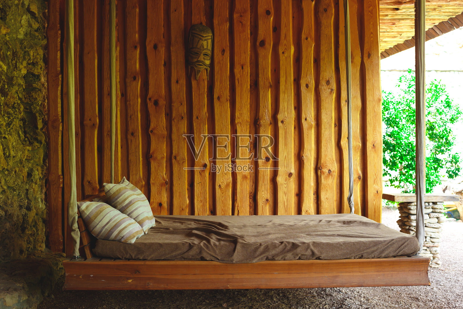 休息区域。户外质朴的木制挂床照片摄影图片