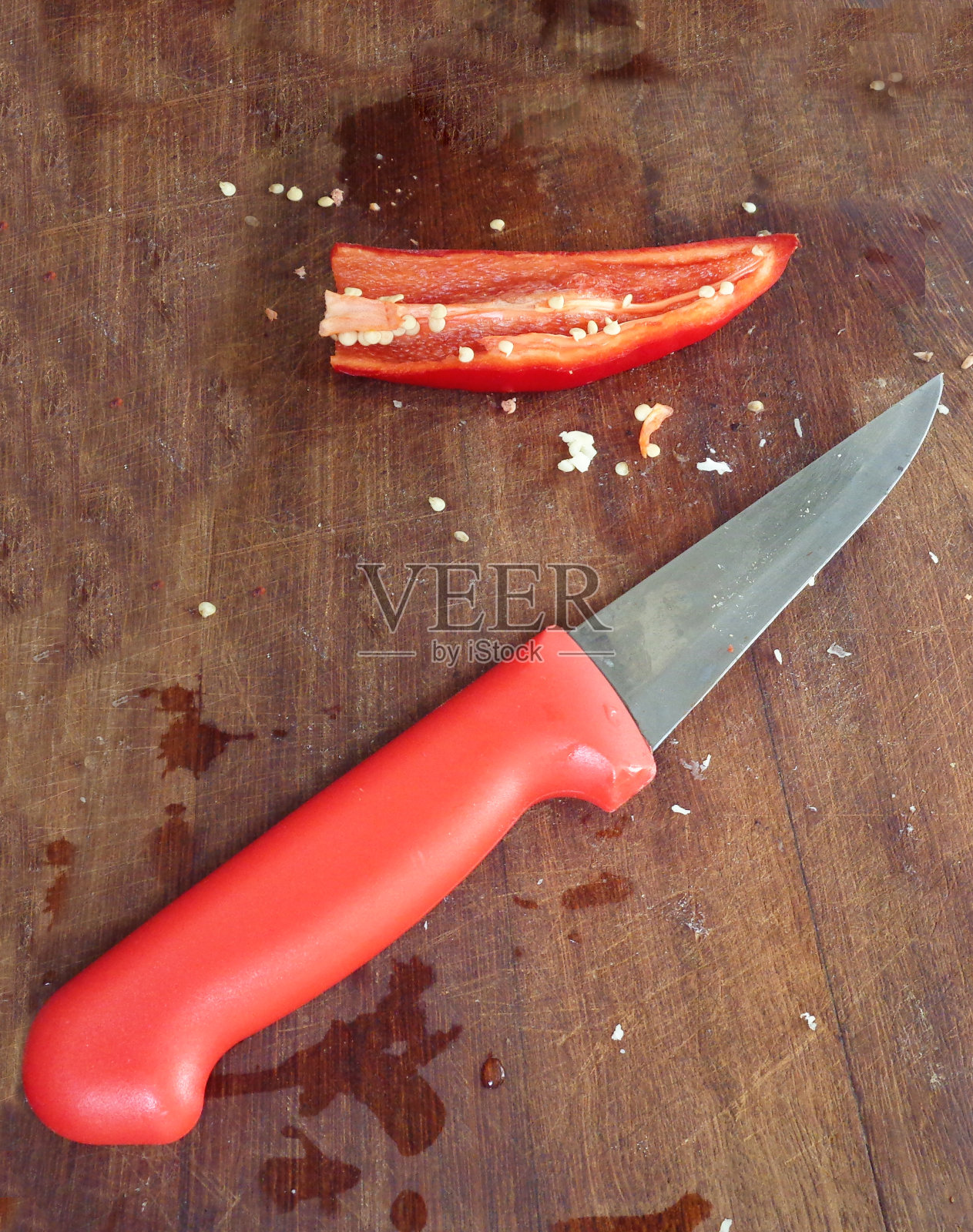 新鲜的红甜椒在一个木制的乡村照片摄影图片