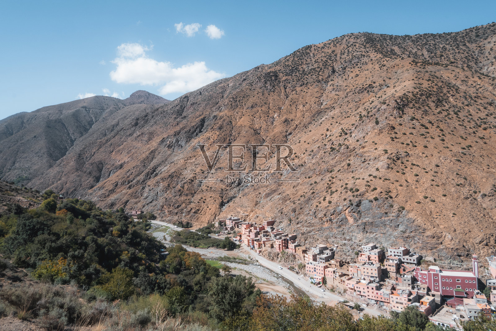 摩洛哥乌里卡山谷山区之间的柏柏尔人村庄照片摄影图片