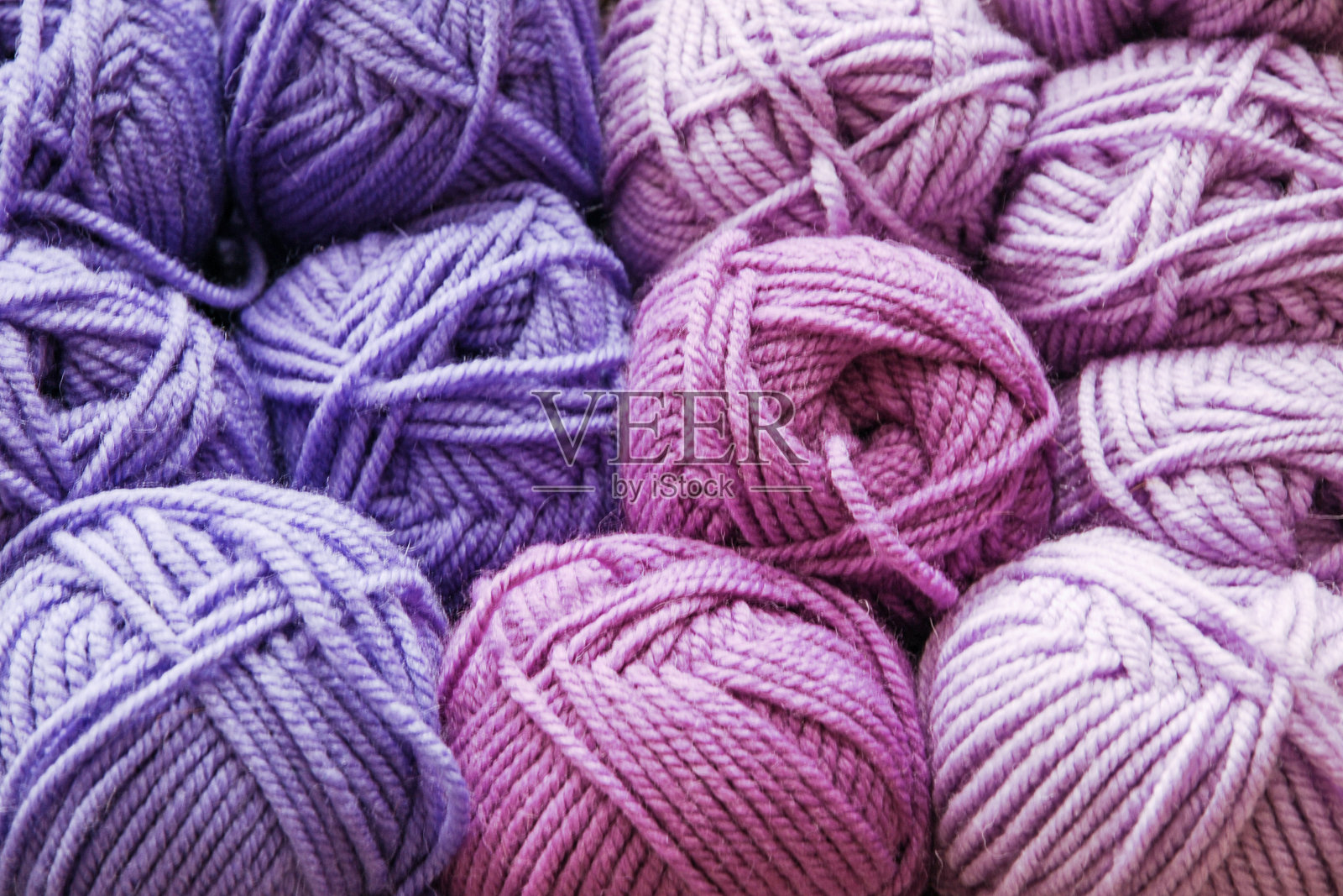 许多球的毛线深浅不一的紫丁香和紫色照片摄影图片