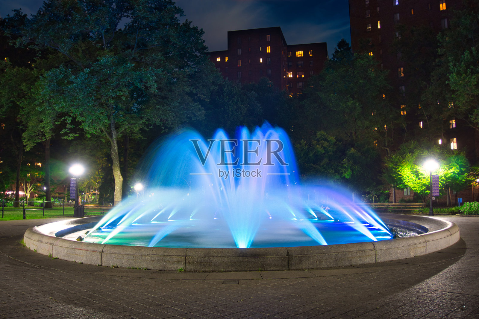 蓝色的喷泉在晚上照片摄影图片