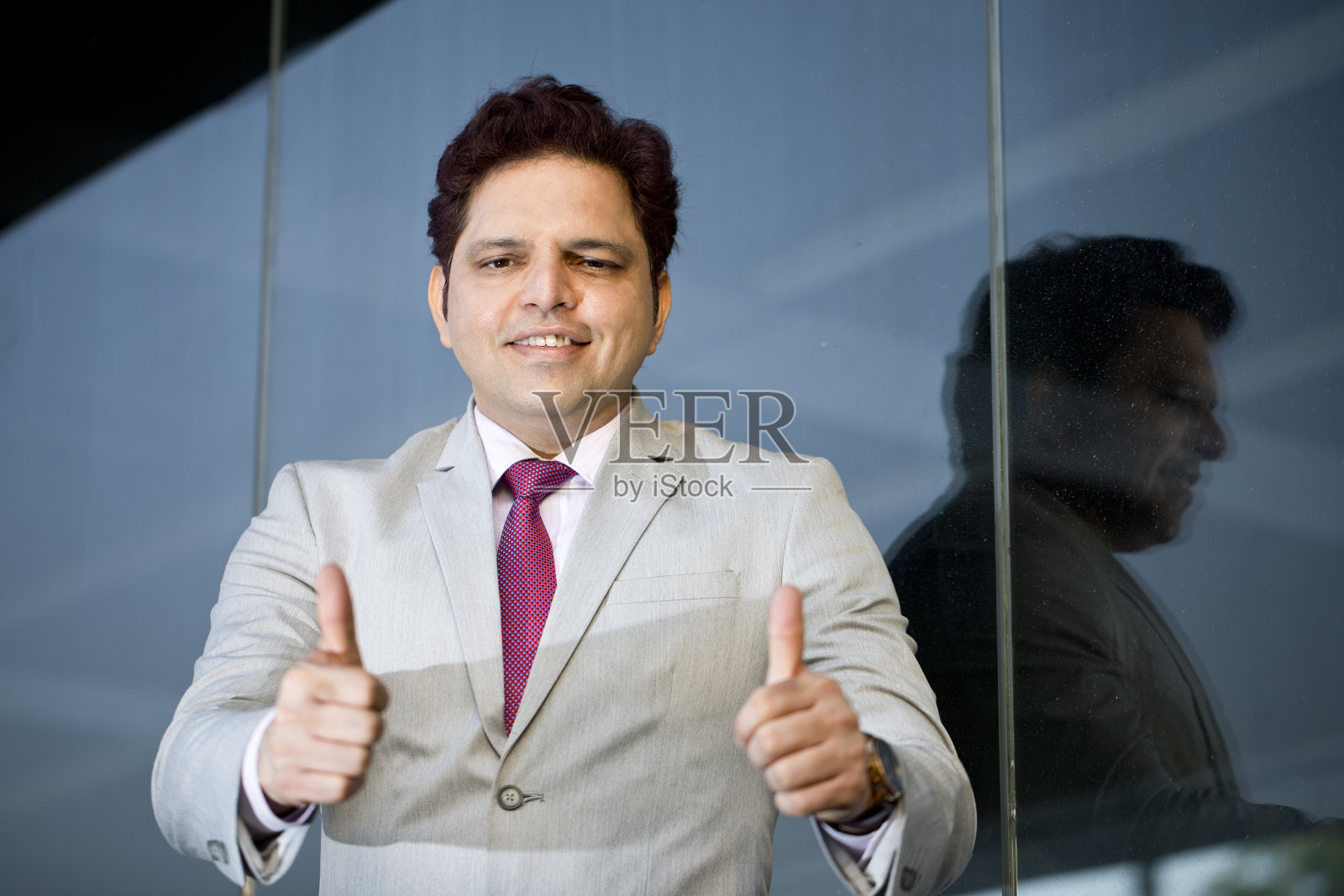 成功的商人竖起大拇指照片摄影图片