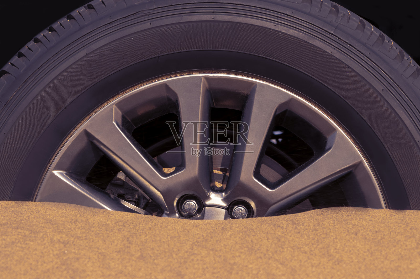 一个汽车车轮陷在纳米布沙漠的沙子里的特写。照片摄影图片