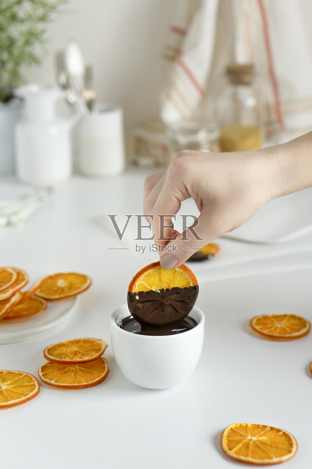 用橙子干和巧克力做健康零食照片摄影图片