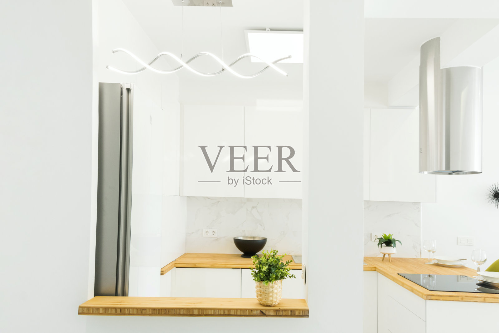 现代极简主义开放式厨房内部木质台面玻璃陶瓷烹饪表面电器在斯堪的纳维亚风格照片摄影图片