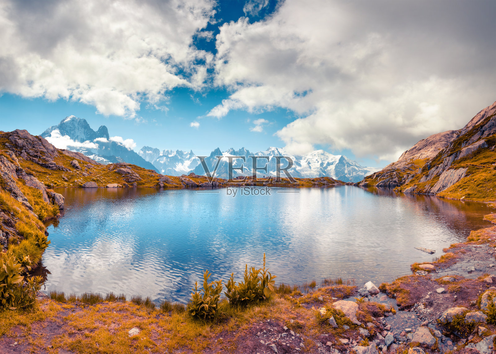 彩色的秋天的Lac Blanc湖与勃朗峰(比安科山)的背景，Chamonix位置。美丽的户外景色在Vallon de Berard自然保护区，格兰阿尔卑斯山，法国，欧洲。照片摄影图片
