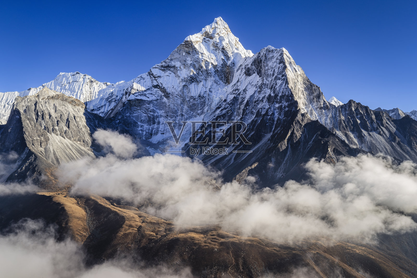 尼泊尔喜马拉雅山上美丽的阿玛达布拉姆山全景图照片摄影图片
