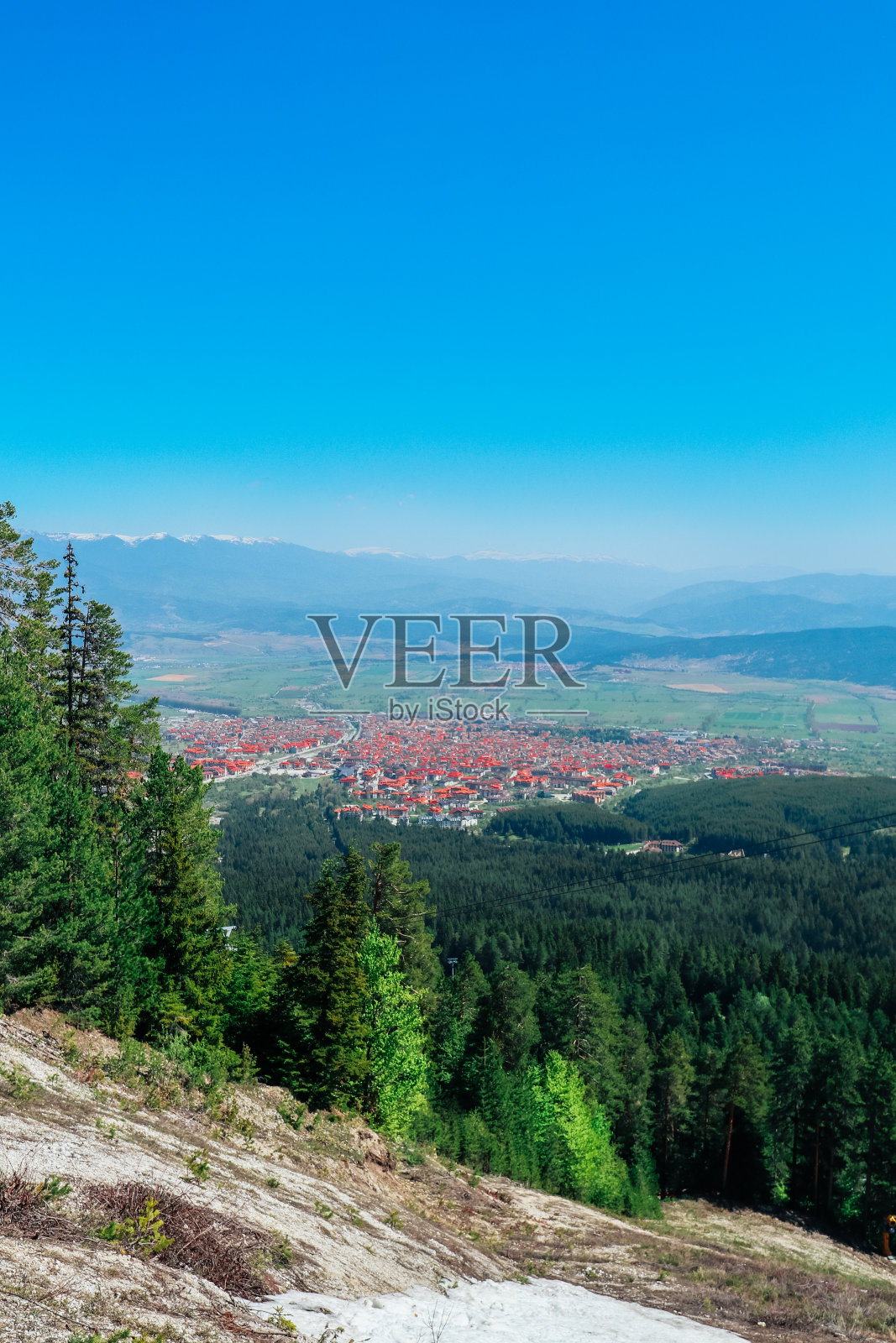 村在山区景观。欧洲,保加利亚,Bansko。滑雪度假城市全景。照片摄影图片