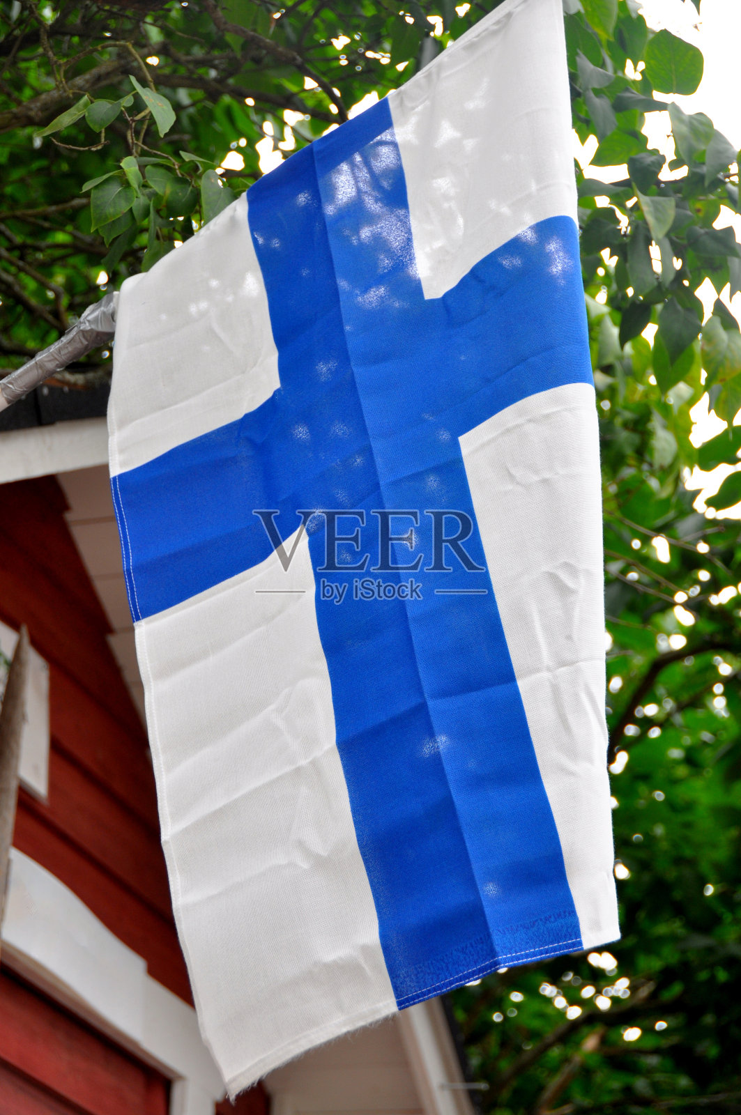 芬兰国旗挂在一根旗杆上照片摄影图片