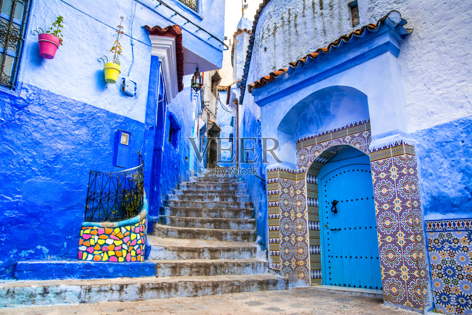 在蓝色城市舍夫chaouen的街道上，令人惊叹的景色。地点:非洲摩洛哥Chefchaouen。艺术照片。美丽的世界照片摄影图片