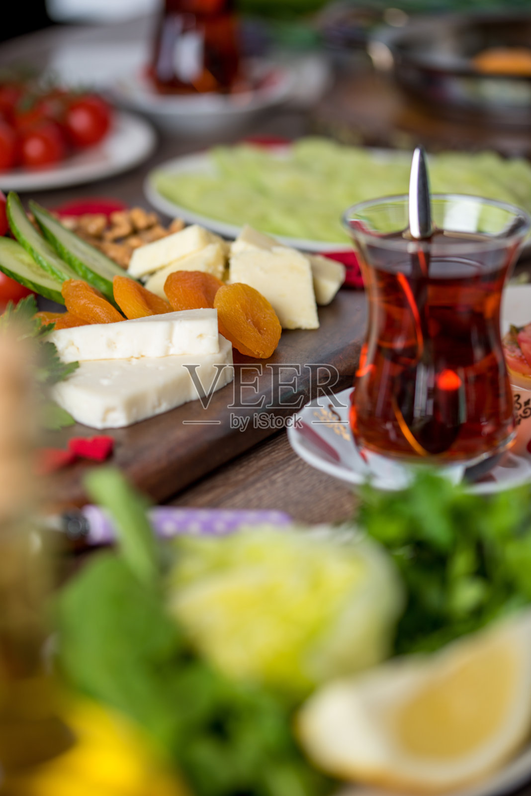 美味的传统土耳其早餐在桌上照片摄影图片