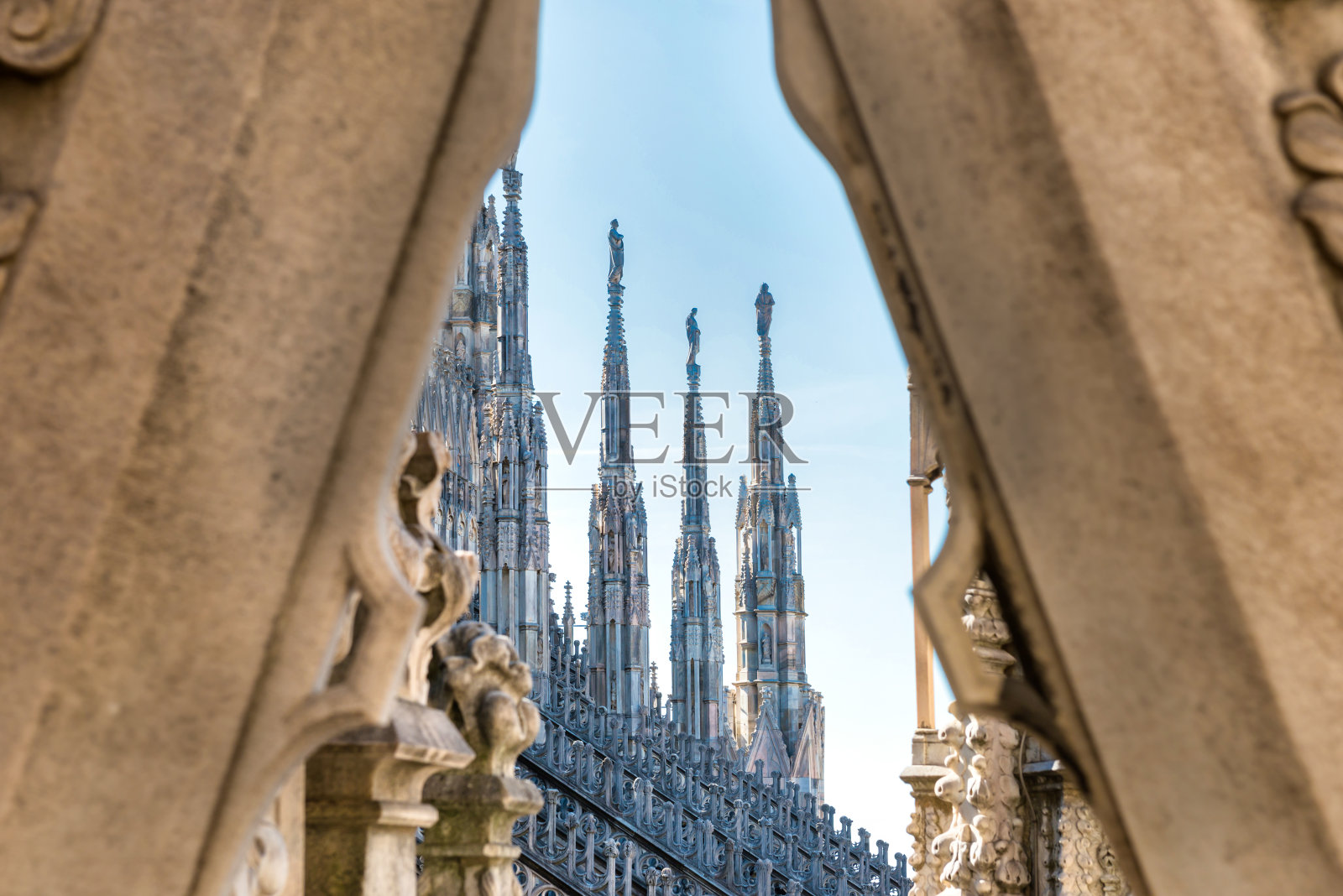 米兰大教堂的尖塔和雕像照片摄影图片