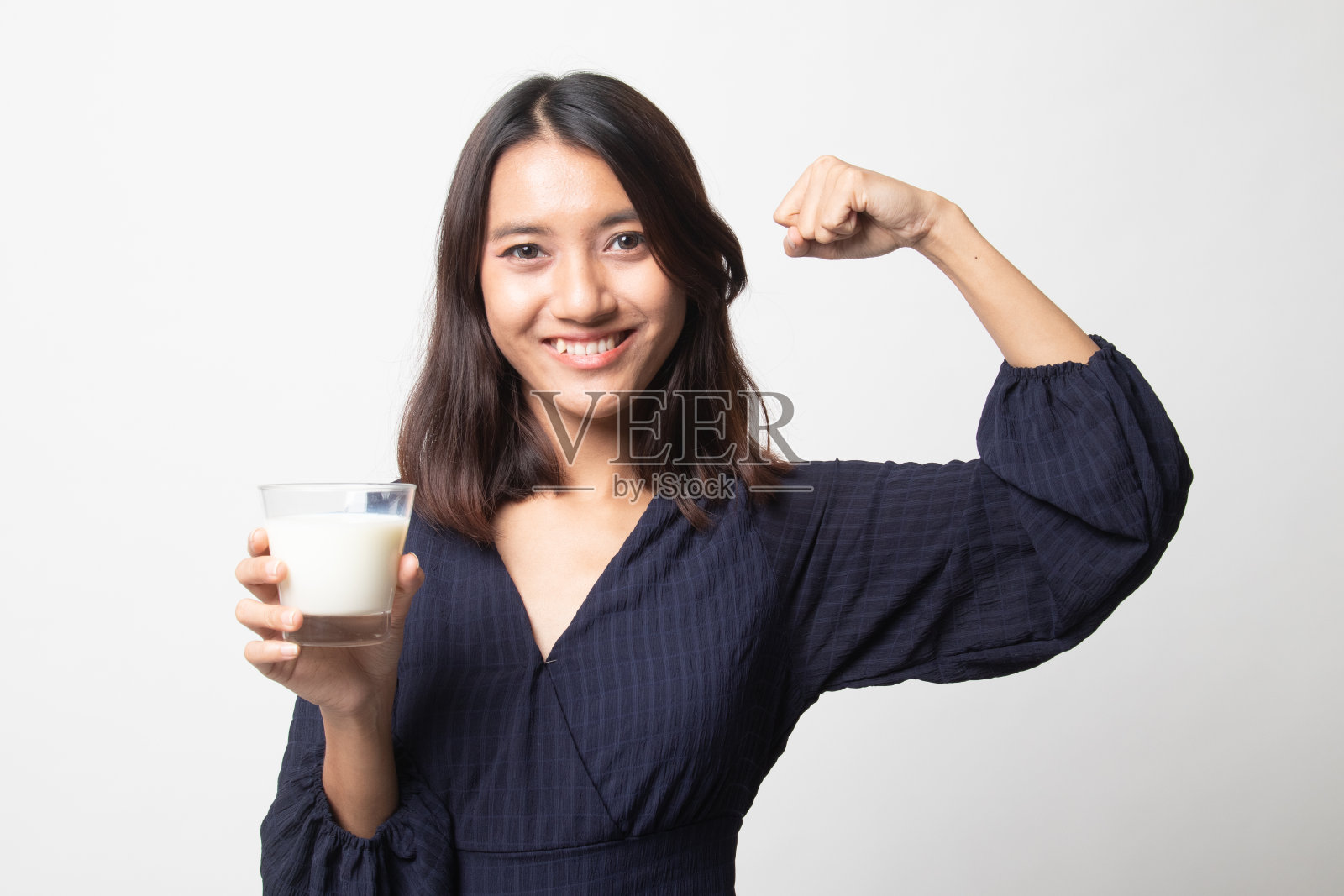 一个健康的亚洲女人喝一杯牛奶。照片摄影图片