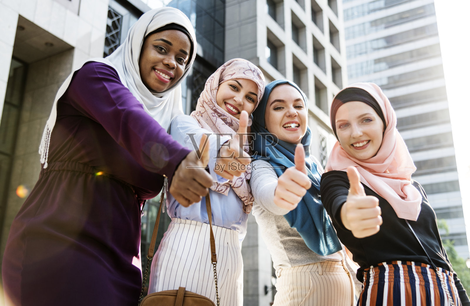 一群伊斯兰妇女举着大拇指照片摄影图片