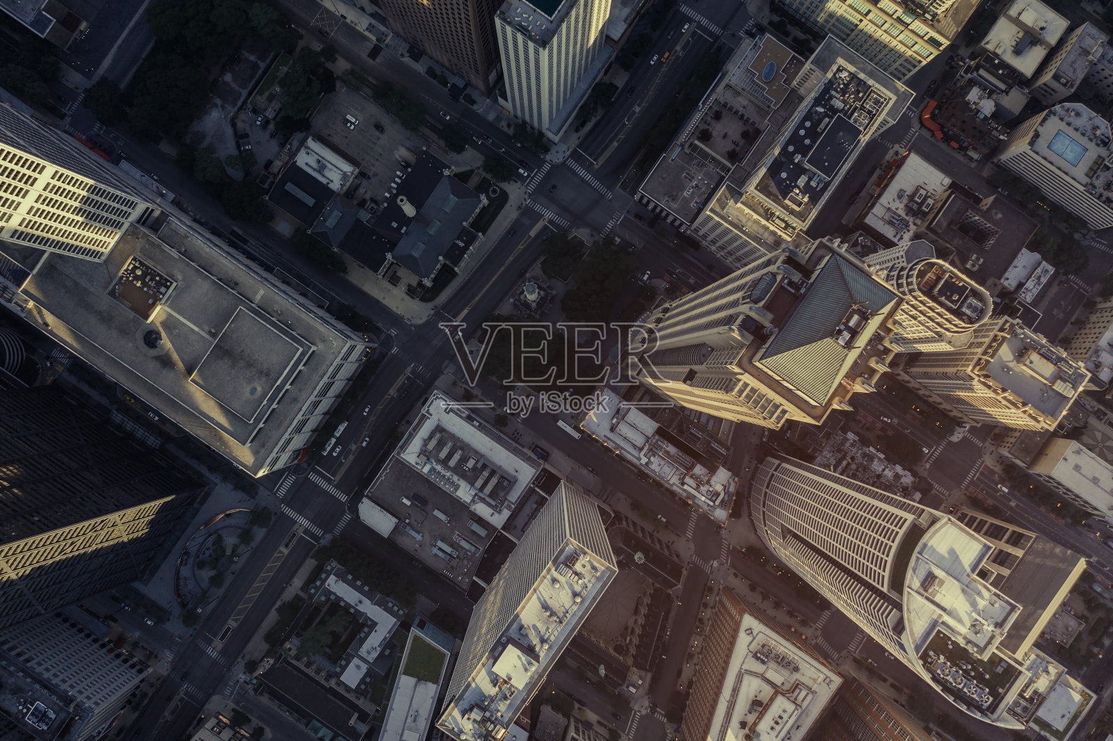 高空俯瞰芝加哥市中心的摩天大楼。带有街道的城市网格照片摄影图片
