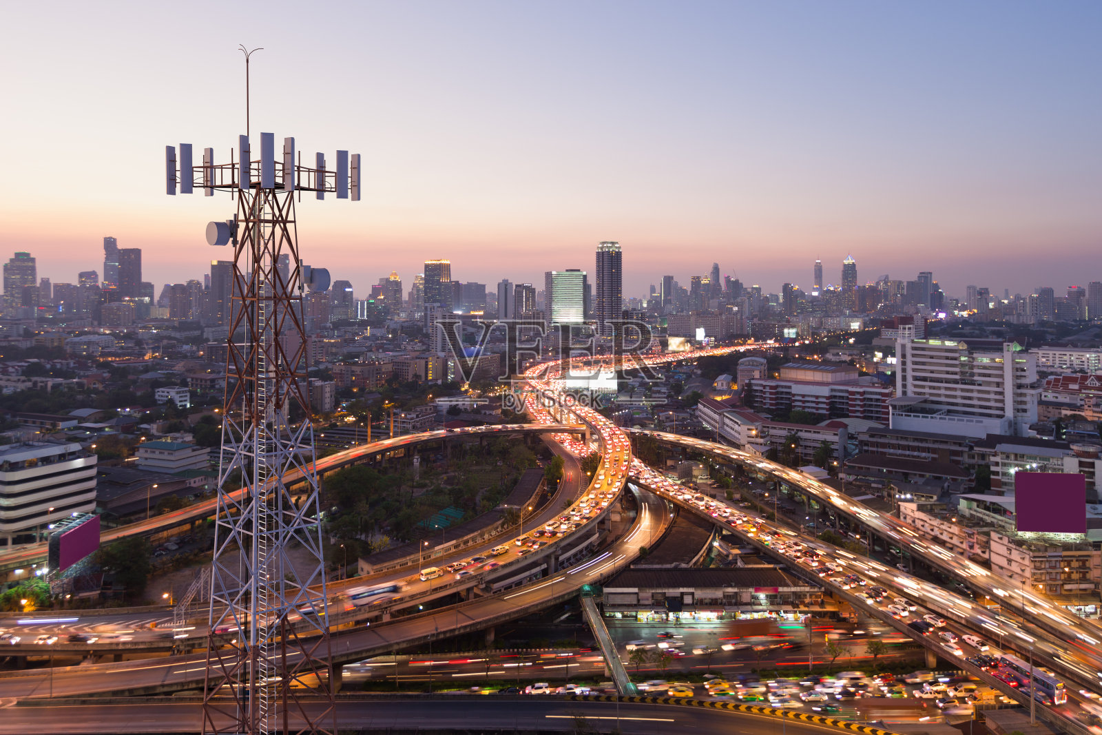 城市背景电信塔，5G蜂窝网络天线照片摄影图片
