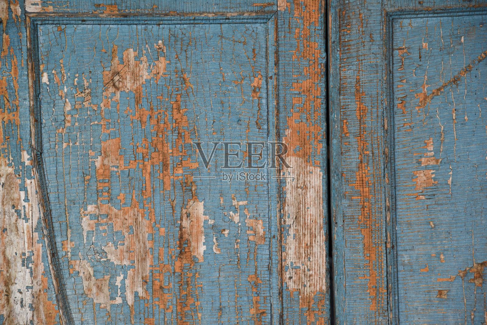 背景旧橱柜门与下降的蓝色油漆。照片摄影图片