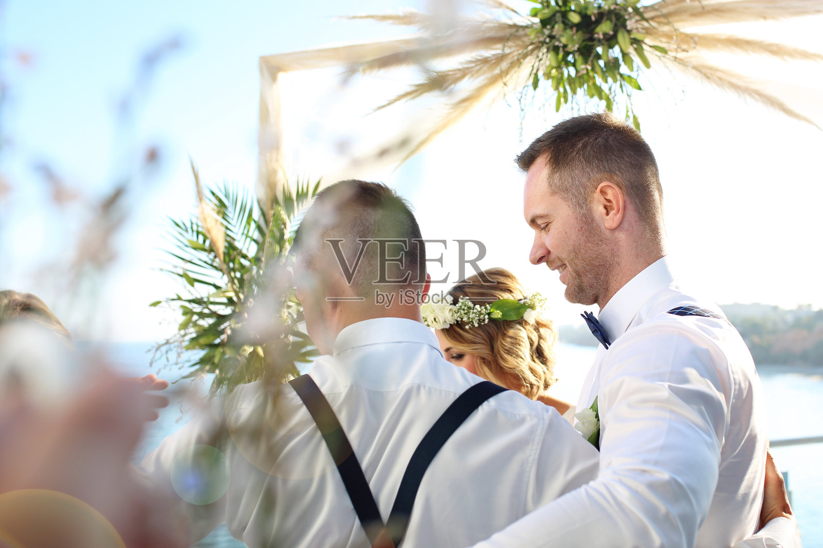 海滩婚礼。一对年轻夫妇在婚礼上。照片摄影图片