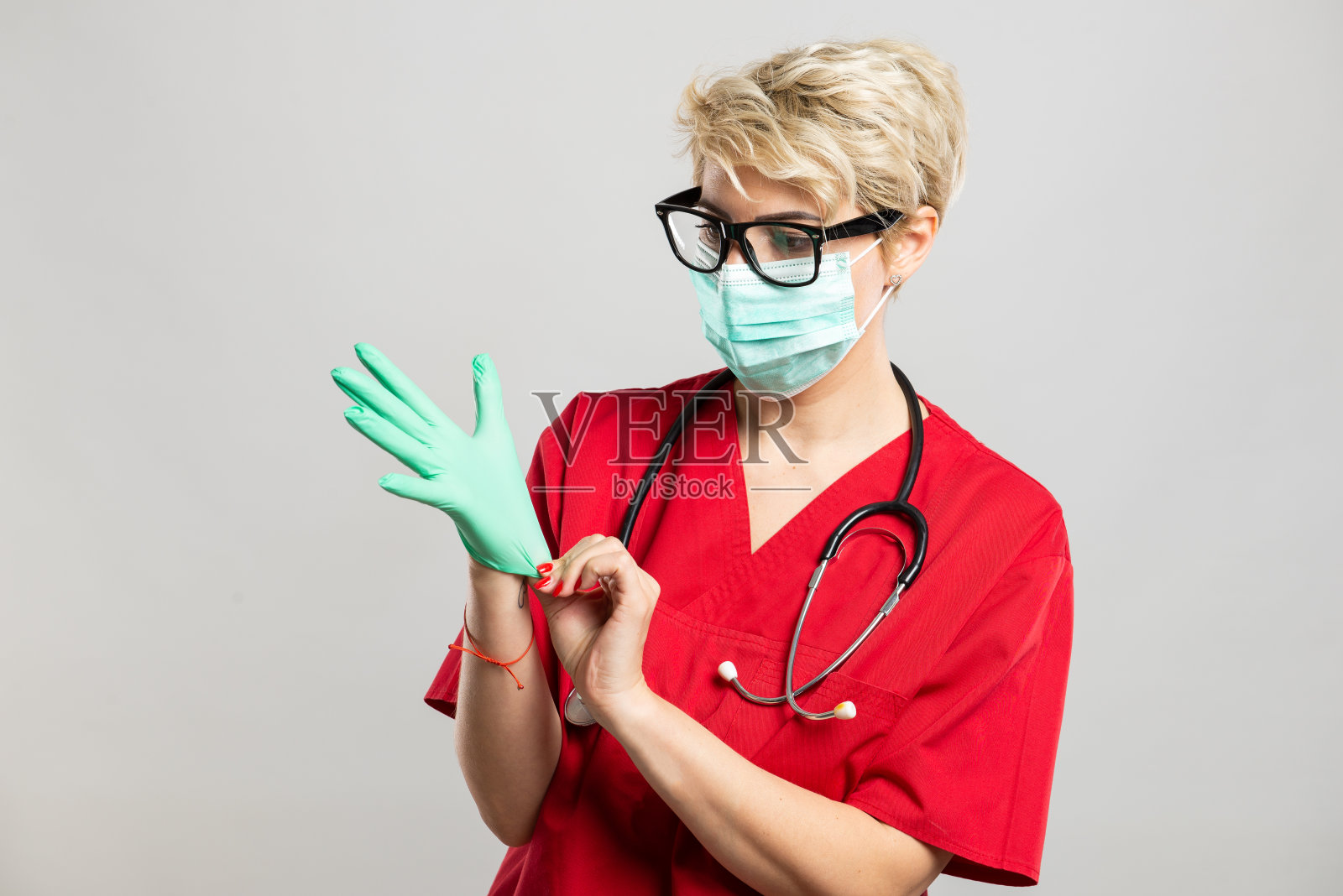 女医生戴着口罩戴着手套的肖像照片摄影图片
