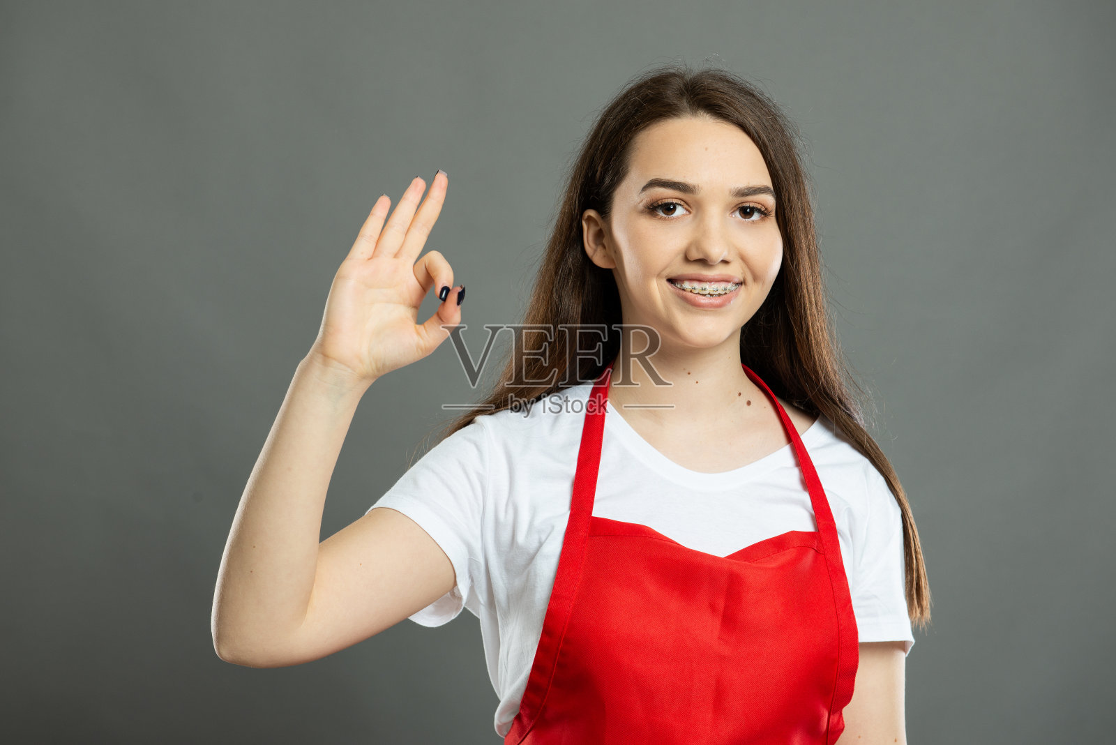 女超市员工做手势的肖像照片摄影图片