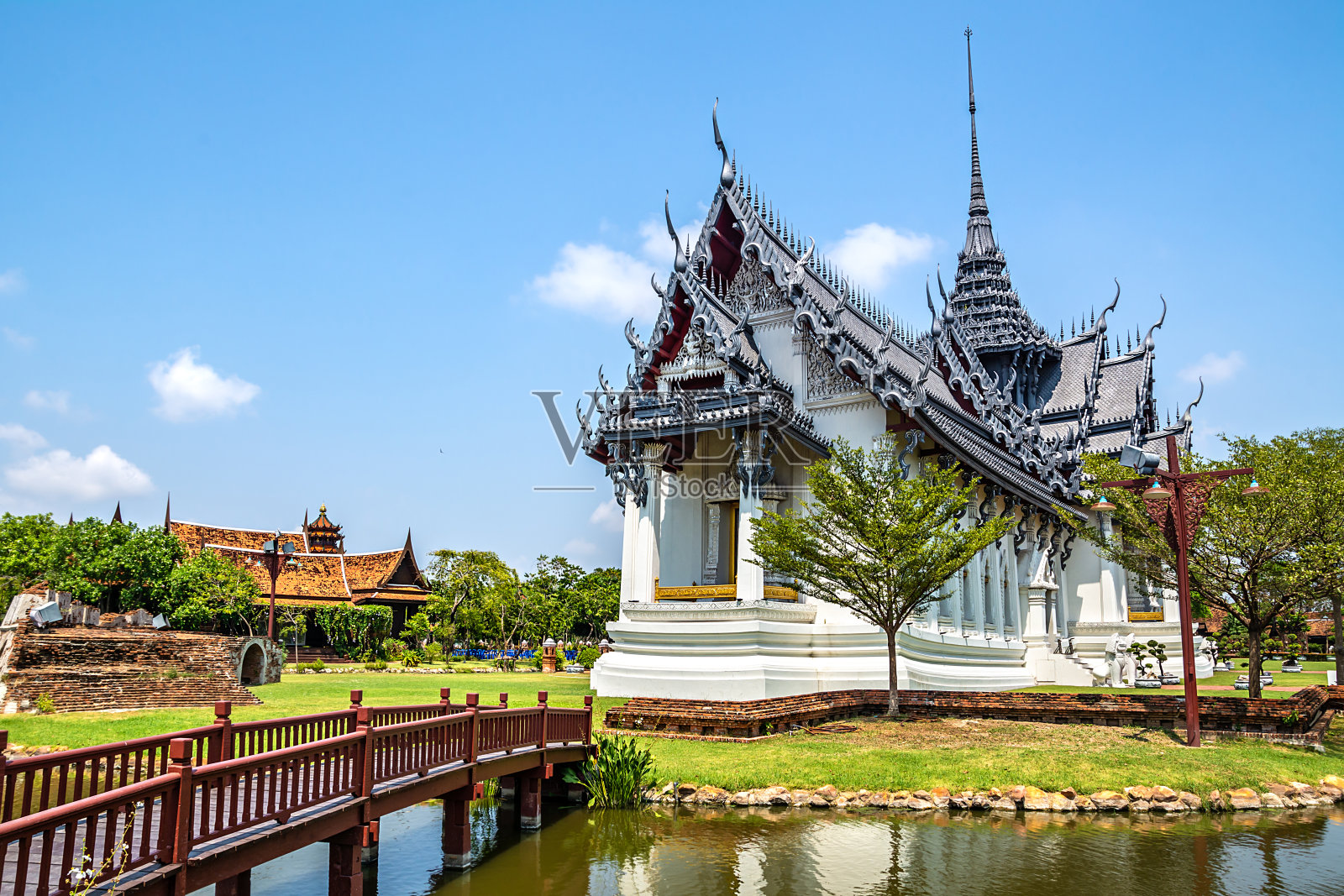 美丽的Sanphet Prasat宫殿在水中的倒影令人惊叹。地点:古城公园，Muang Boran, Samut Prakan省，曼谷，泰国。艺术照片。美丽的世界。照片摄影图片