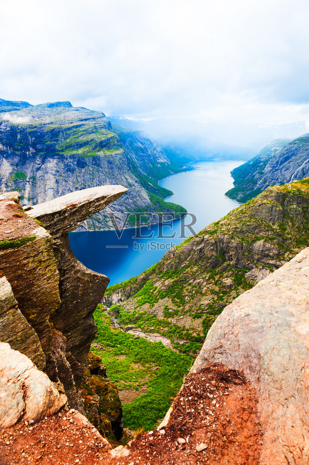 挪威巨魔之舌地标的全景。照片摄影图片
