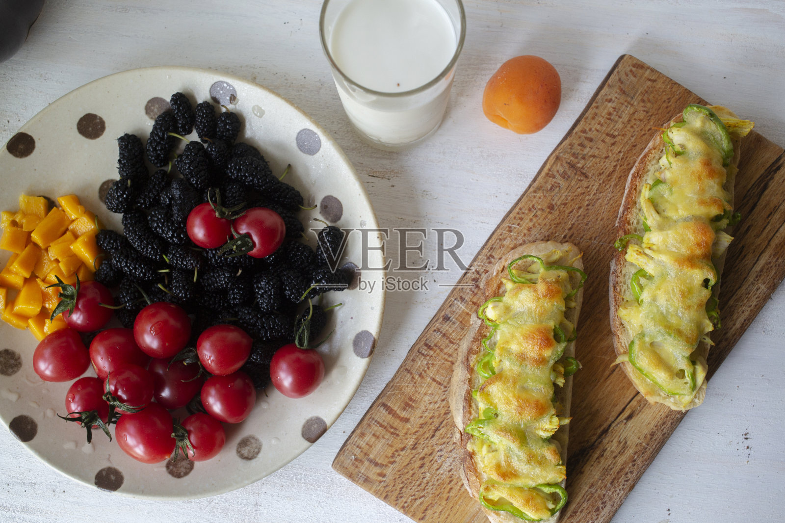 自制早餐:美味的烤面包，水果沙拉和牛奶照片摄影图片
