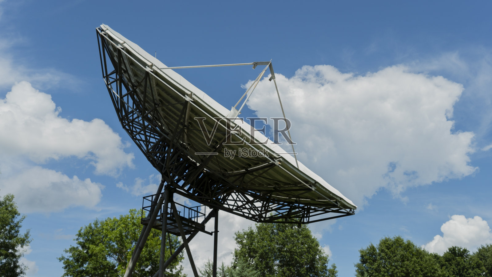 接收无线电波的大型科学和空间卫星碟形天线照片摄影图片
