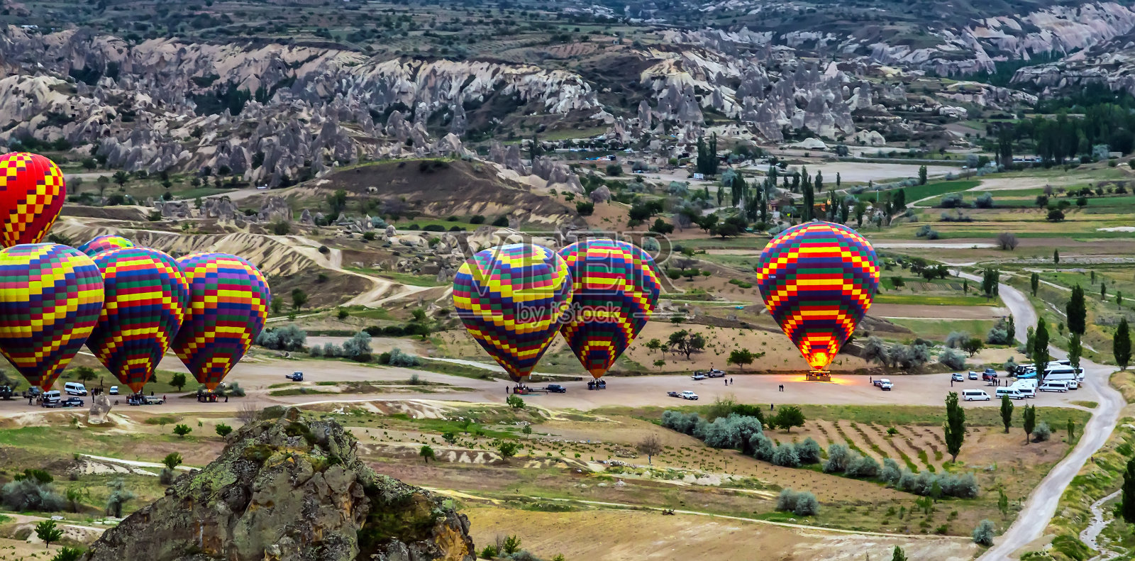 土耳其卡帕多西亚戈雷米山顶的热气球。照片摄影图片