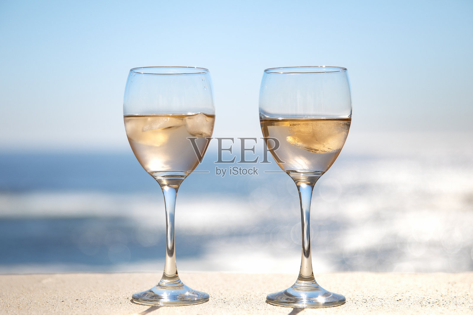 两杯带海景的玫瑰红酒照片摄影图片