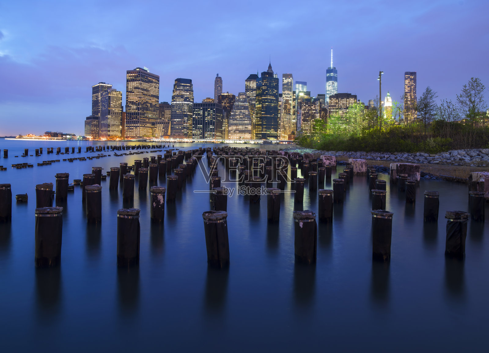 夜间拍摄的木柱在曼哈顿下城，布鲁克林，纽约照片摄影图片