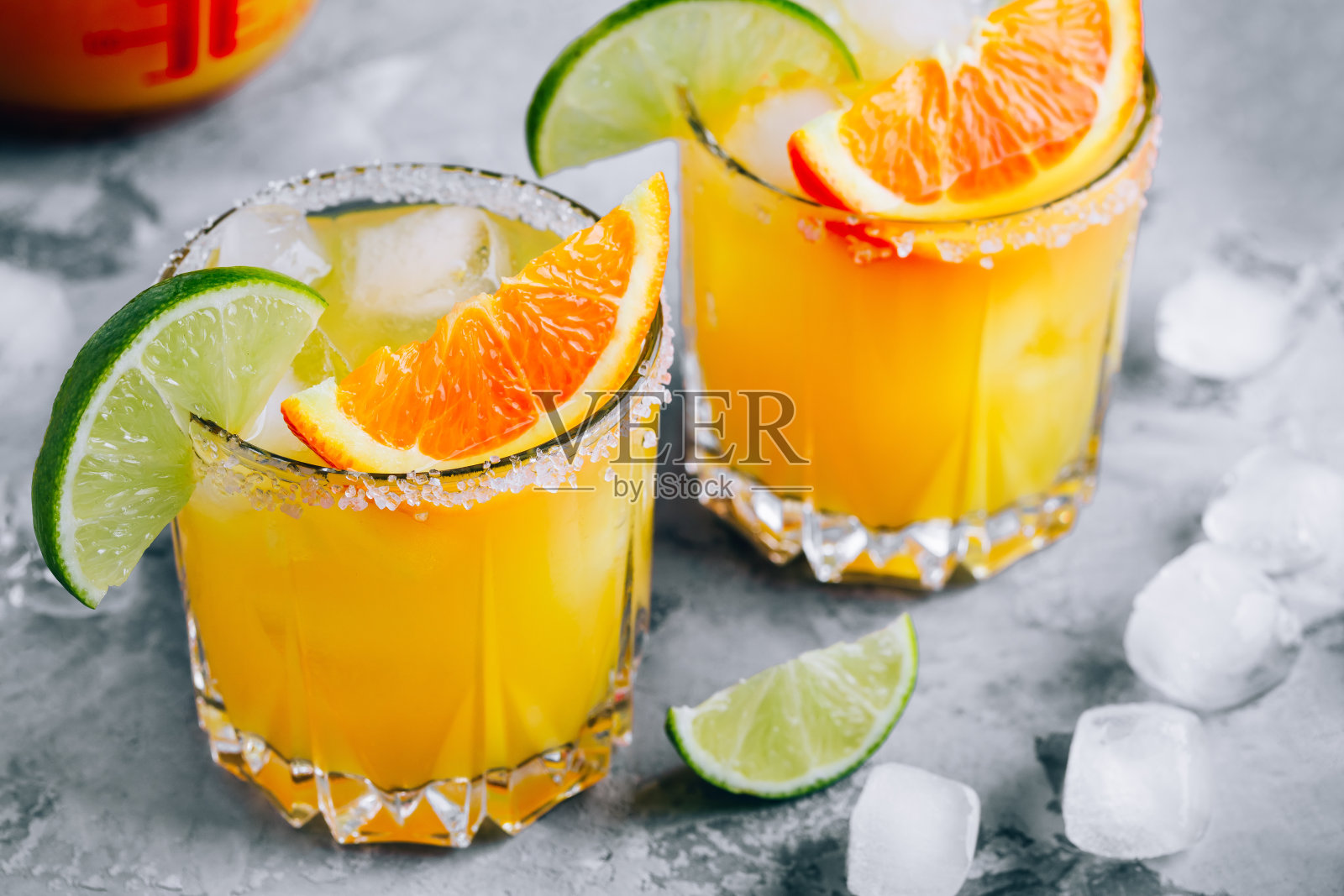 橙色的石灰玛格丽塔。清凉的夏日饮品加冰照片摄影图片