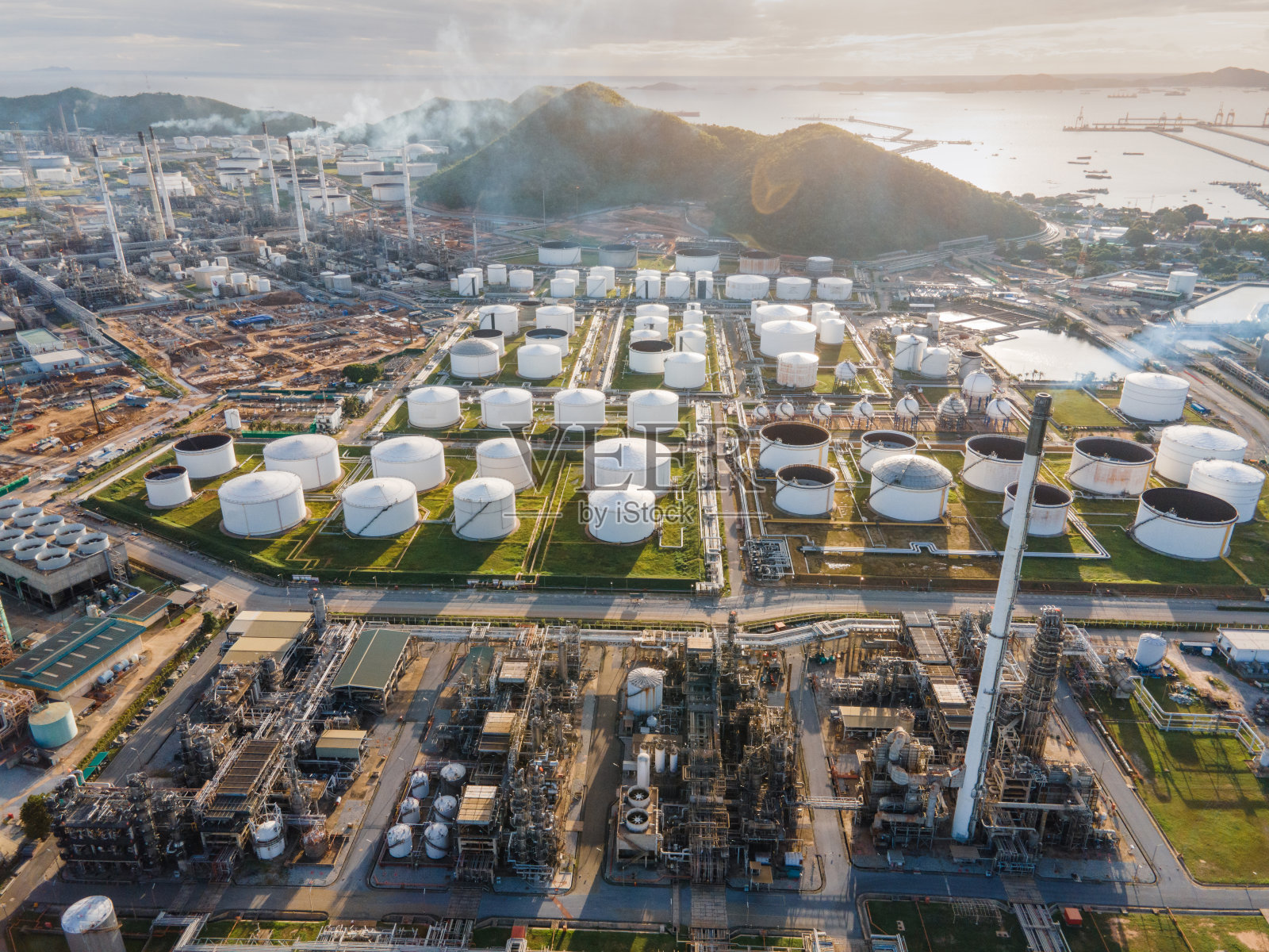 POV无人机航拍上图，一组大型海上油轮停泊在泰国炼油厂装载石油出口到世界各地炼油，原油工作在商业技术概念照片摄影图片