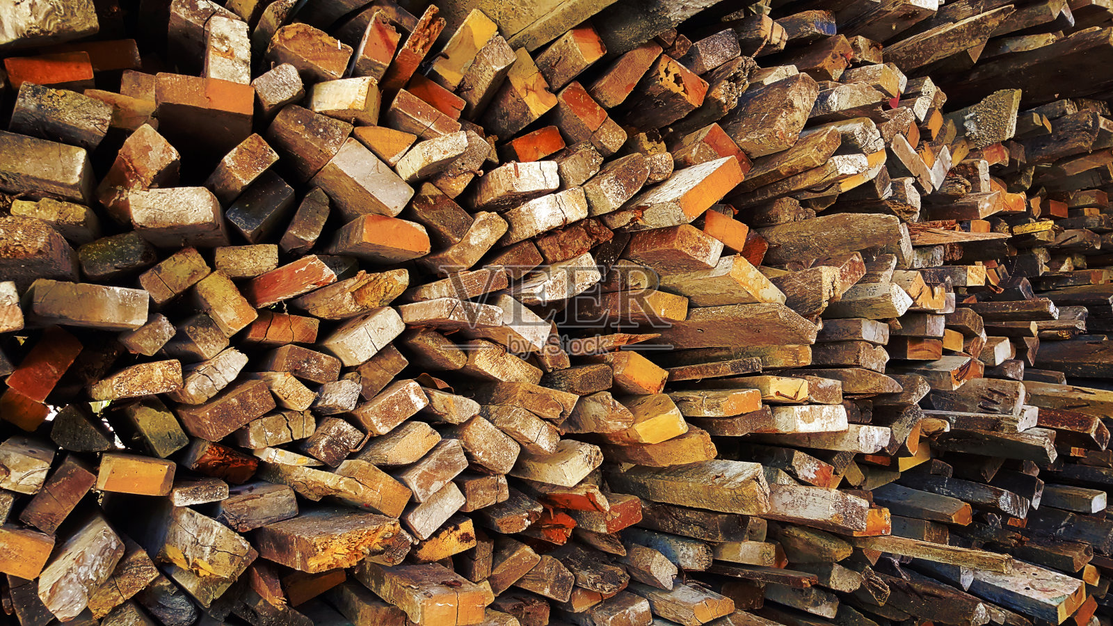 一堆柴火，用过的木头照片摄影图片