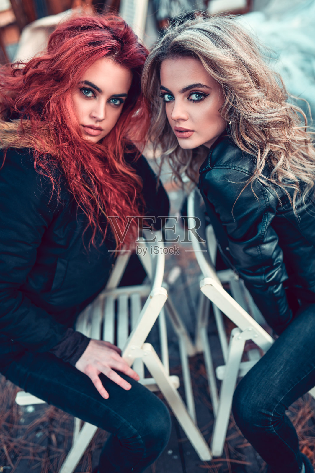 红发vs金发——两个美女享受彼此的陪伴照片摄影图片