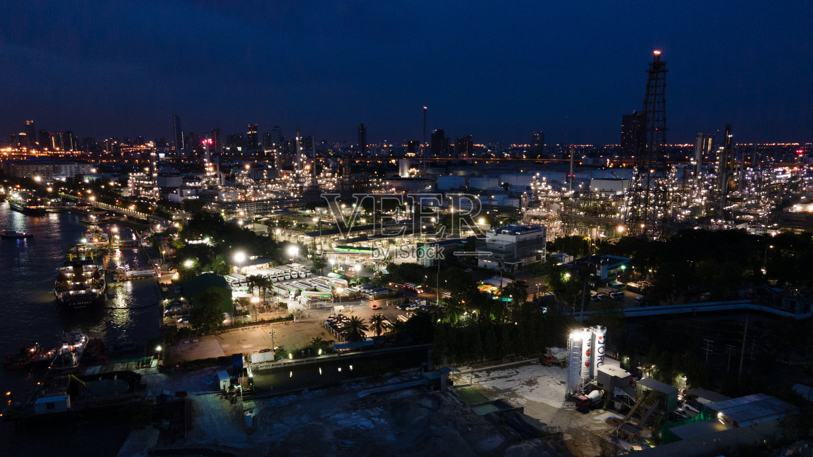鸟瞰炼油厂的黄昏，从炼油厂和石化工厂的无人机拍摄的黄昏，曼谷，泰国照片摄影图片